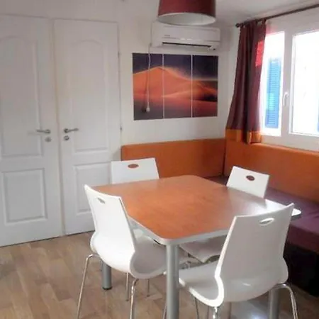 Camping Mobil Pour 8 Personnes Avec Terrasse Accessible - Api-1-52-408